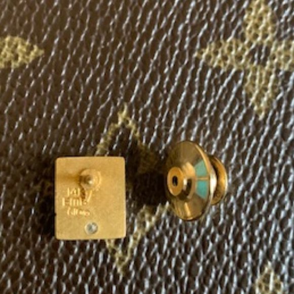 Louis Vuitton LV Vintage Rare 14K Gold Lapel Pin with Sapphire - Picture 5 of 5